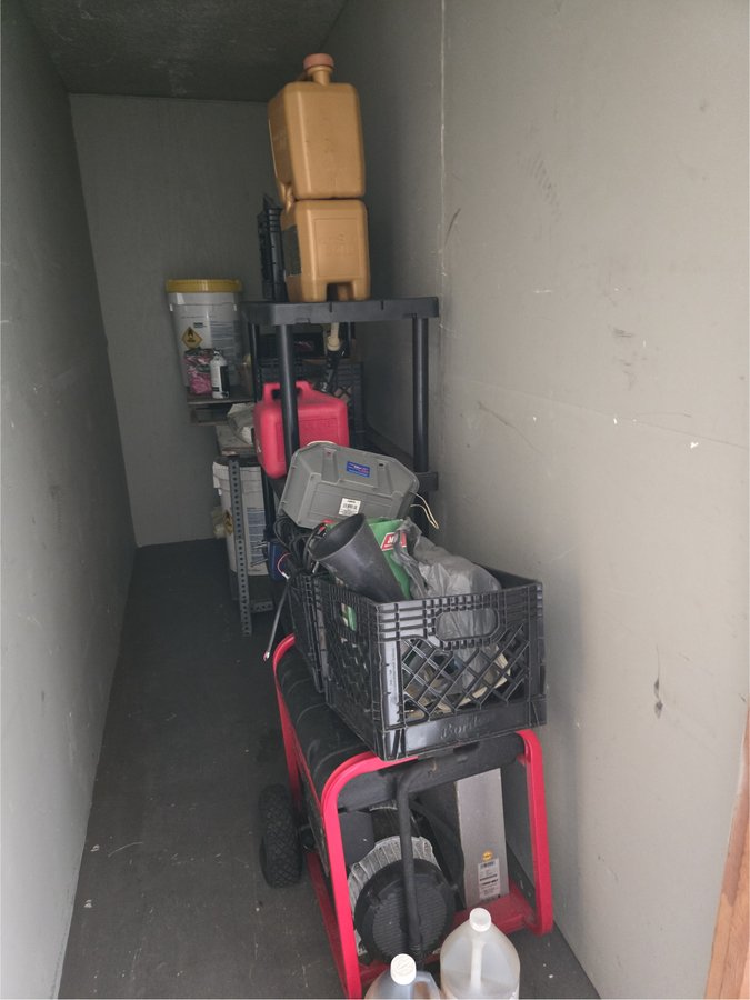 4 x 10 storage unit in Deland, FL