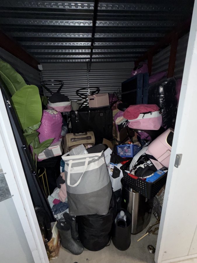 10 x 10 storage unit in Ventura, CA