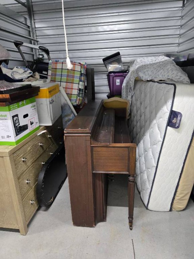 10 x 10 storage unit in Lithia, FL