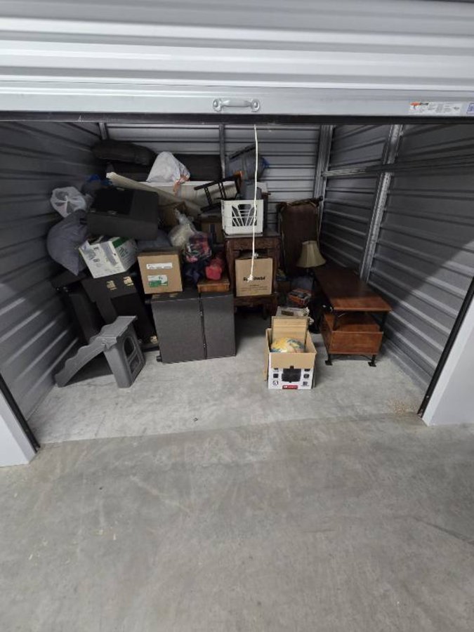 10 x 10 storage unit in Southgate, MI
