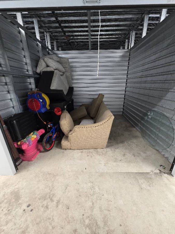 10 x 10 storage unit in Taylor, MI