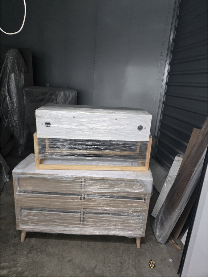 10 x 10 storage unit in Los Angeles, CA
