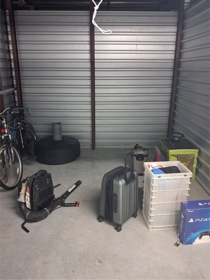 10 x 10 storage unit in Clinton, MD