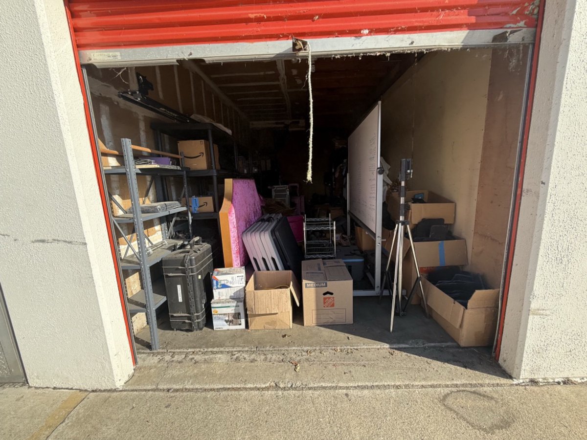 10 x 25 storage unit in Los Angeles, CA
