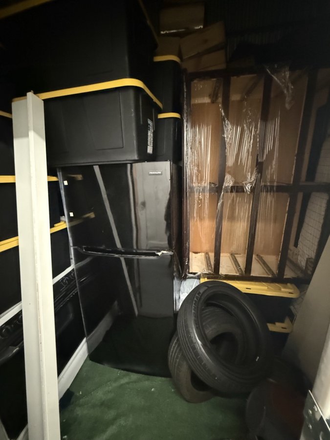 8 x 10 storage unit in Pomona, CA