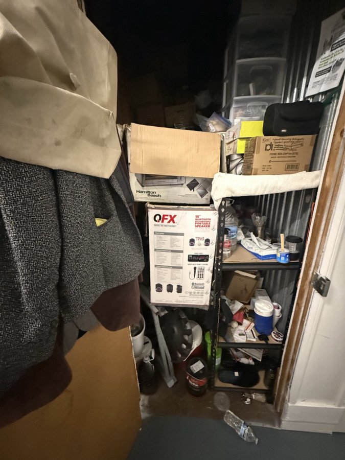 5 x 8 storage unit in Pomona, CA