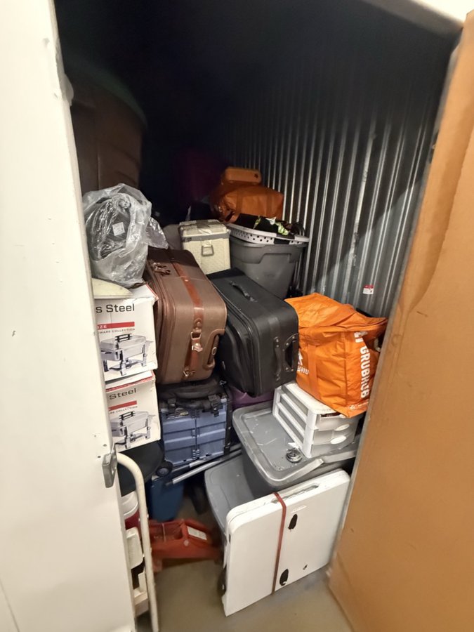 5 x 10 storage unit in Pomona, CA