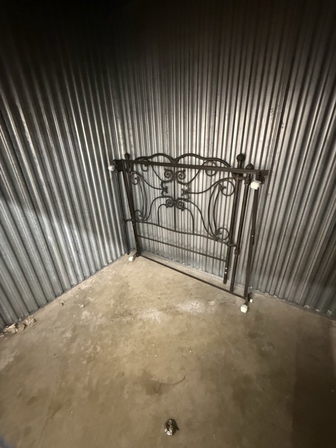 5 x 10 storage unit in Pomona, CA