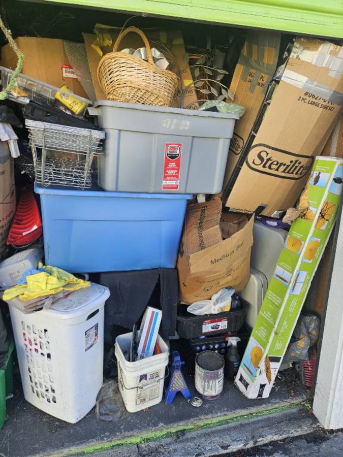 10 x 10 storage unit in Hayward, CA