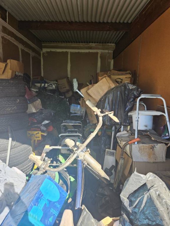 10 x 22 storage unit in Hayward, CA