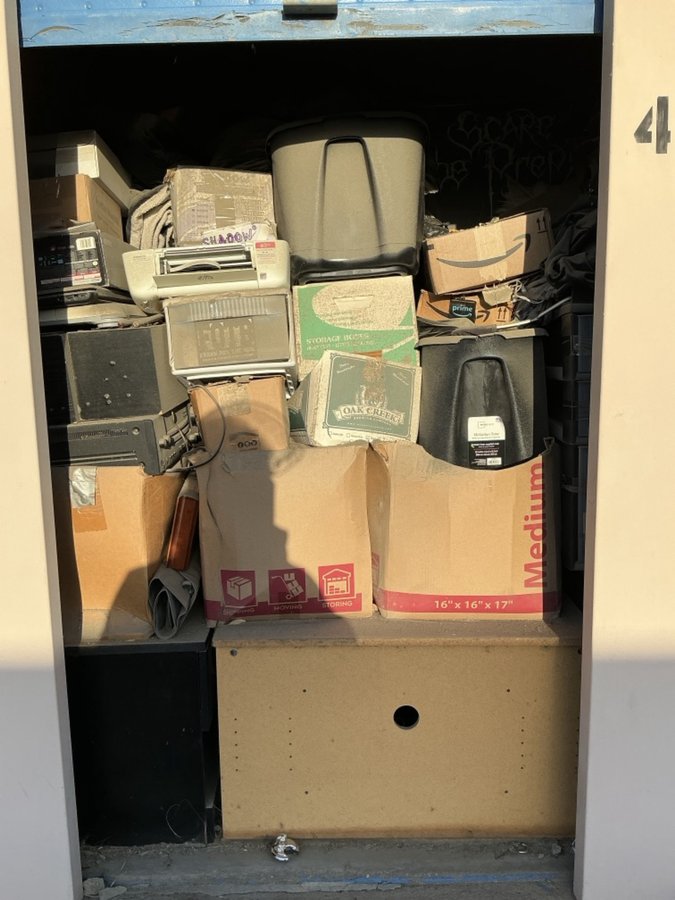 4 x 10 storage unit in Palm Desert, CA