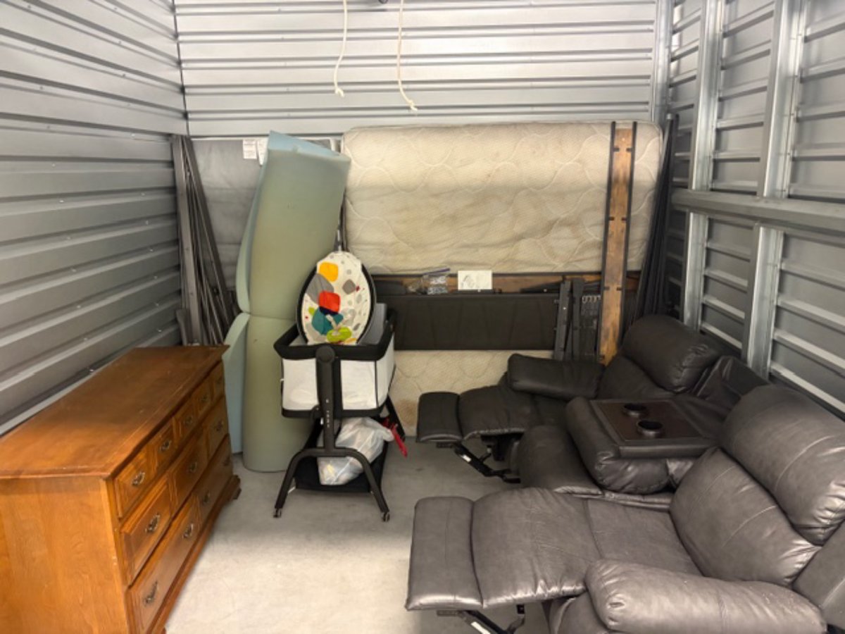 10 x 10 storage unit in San Pablo, CA