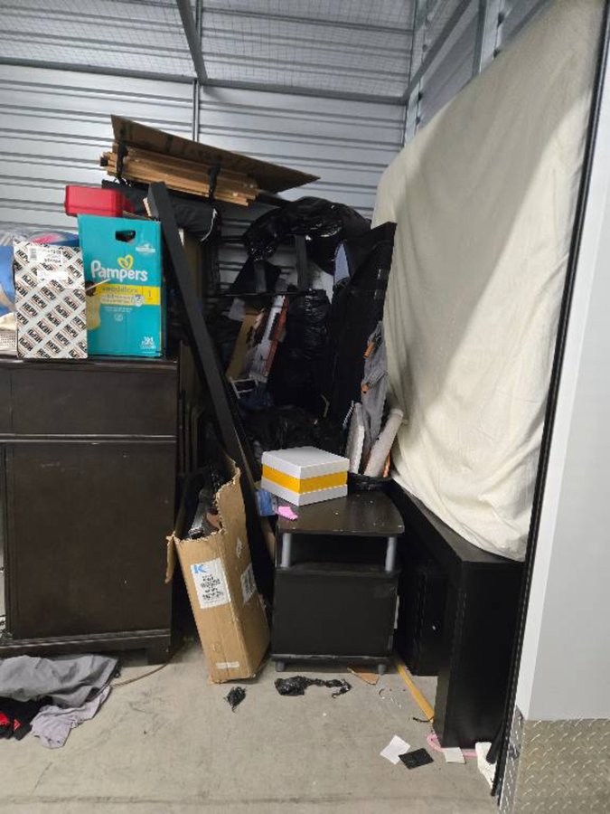 10 x 10 storage unit in Van Nuys, CA