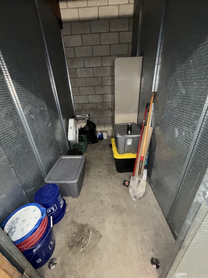 5 x 10 storage unit in Ventura, CA
