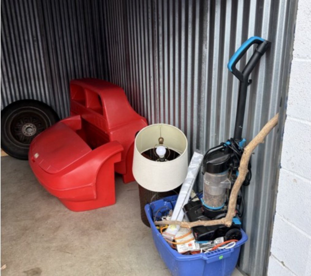10 x 10 storage unit in Roseville, MI