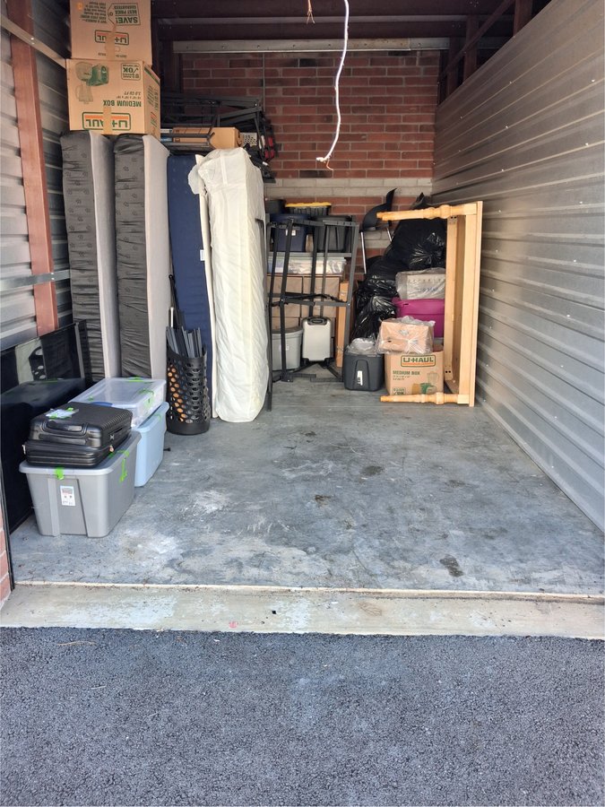 10 x 20 storage unit in Clinton, MD