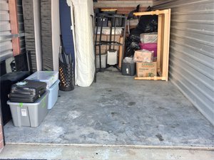 10 x 20 storage unit in Clinton, MD
