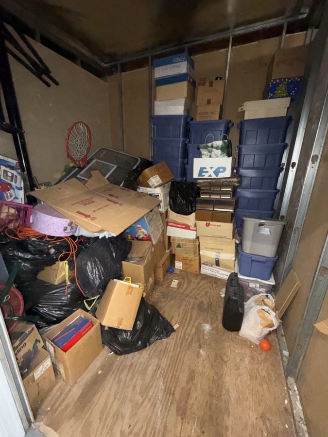 10 x 10 storage unit in Ventura, CA