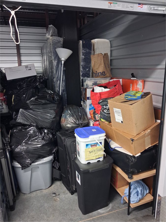10 x 10 storage unit in Clinton, MD