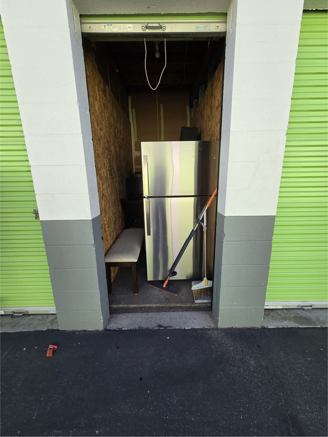 5 x 10 storage unit in Glendale, CA