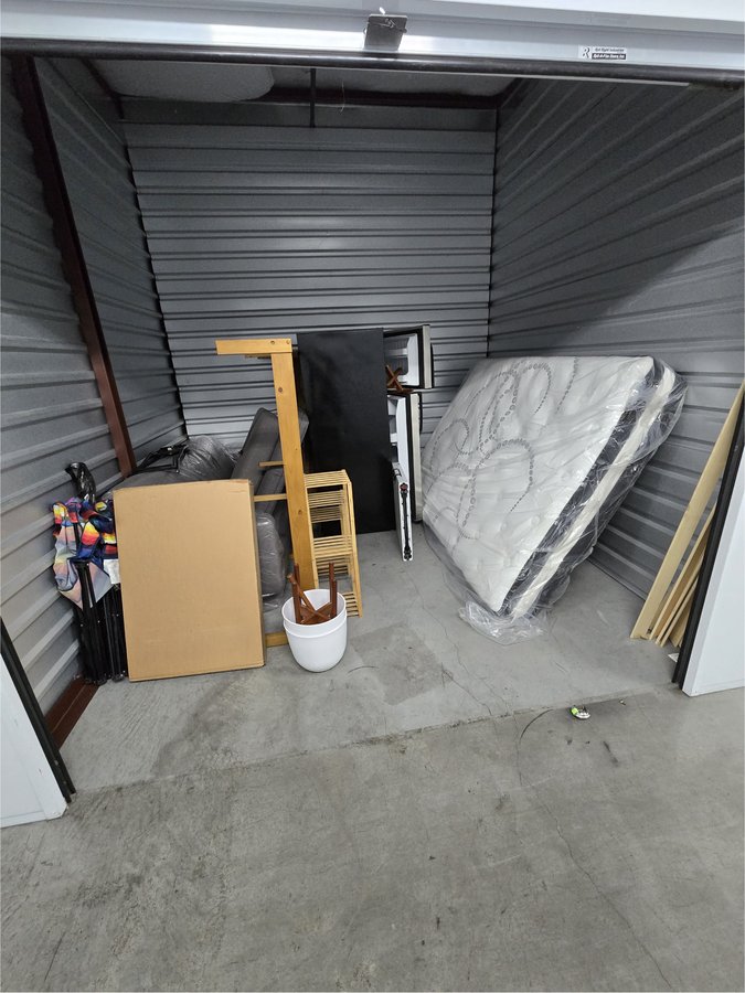10 x 10 storage unit in Hawthorne, CA