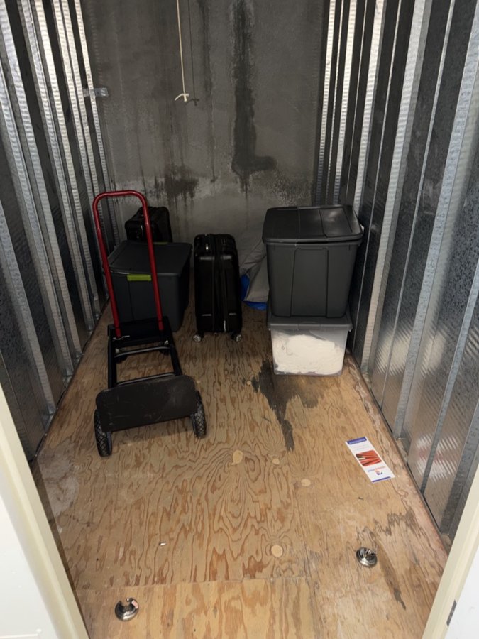5 x 10 storage unit in Canoga Park, CA