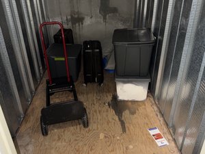 5 x 10 unit in Canoga Park