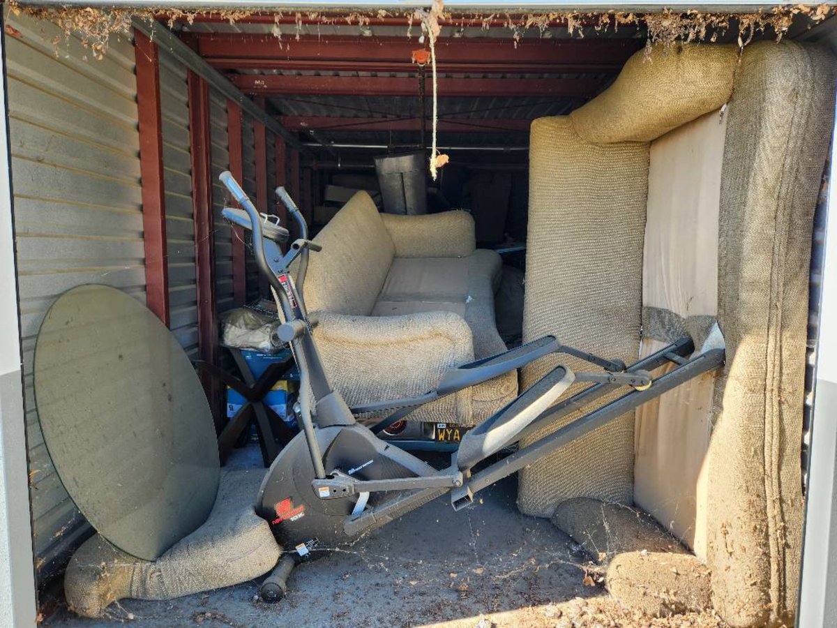 10 x 30 storage unit in Sacramento, CA