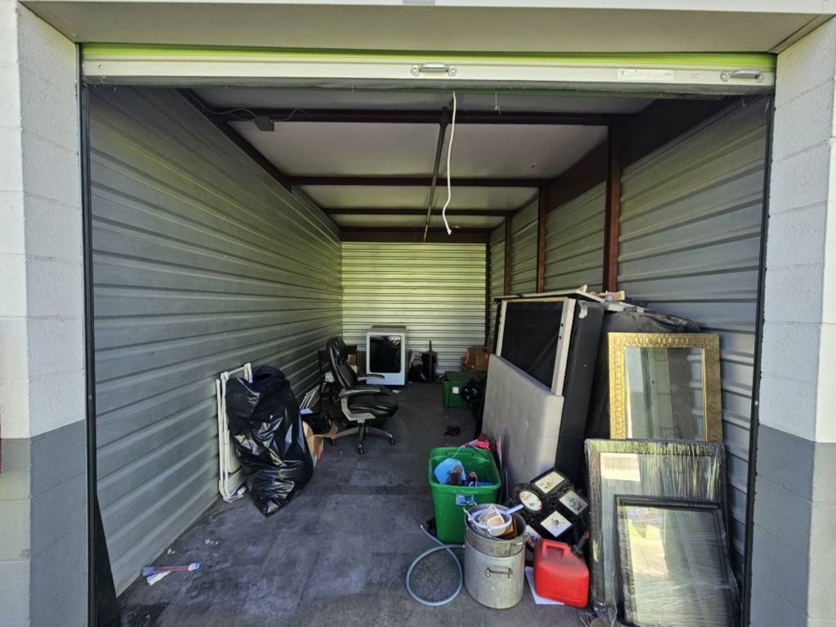 10 x 20 storage unit in Fontana, CA