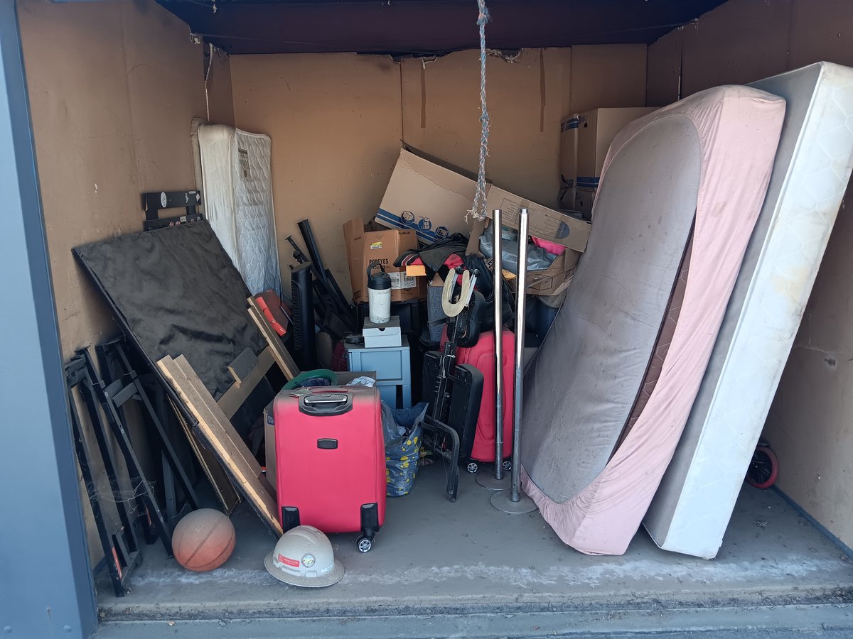 10 x 10 storage unit in Hanford, CA