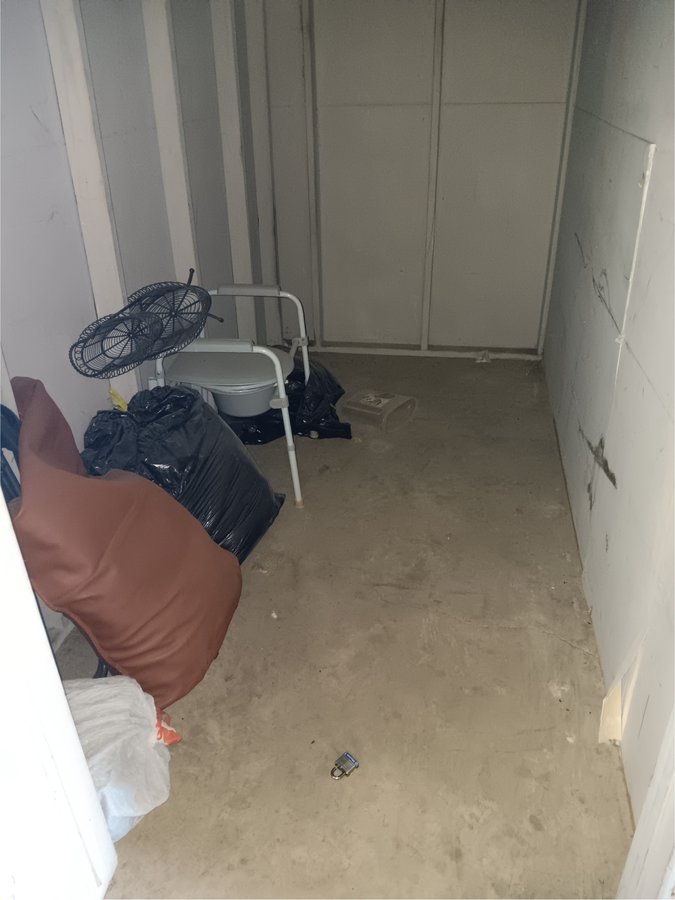 5 x 10 storage unit in Hanford, CA