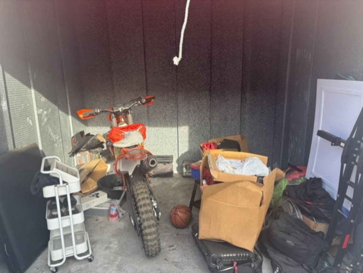 10 x 10 storage unit in Miami, FL