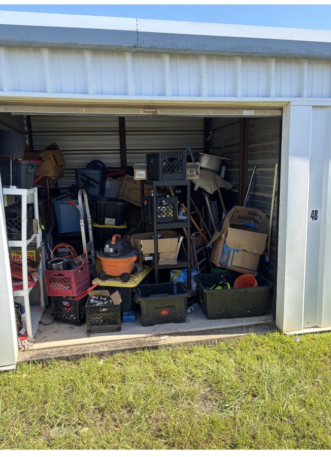 10 x 10 storage unit in Caryville, FL