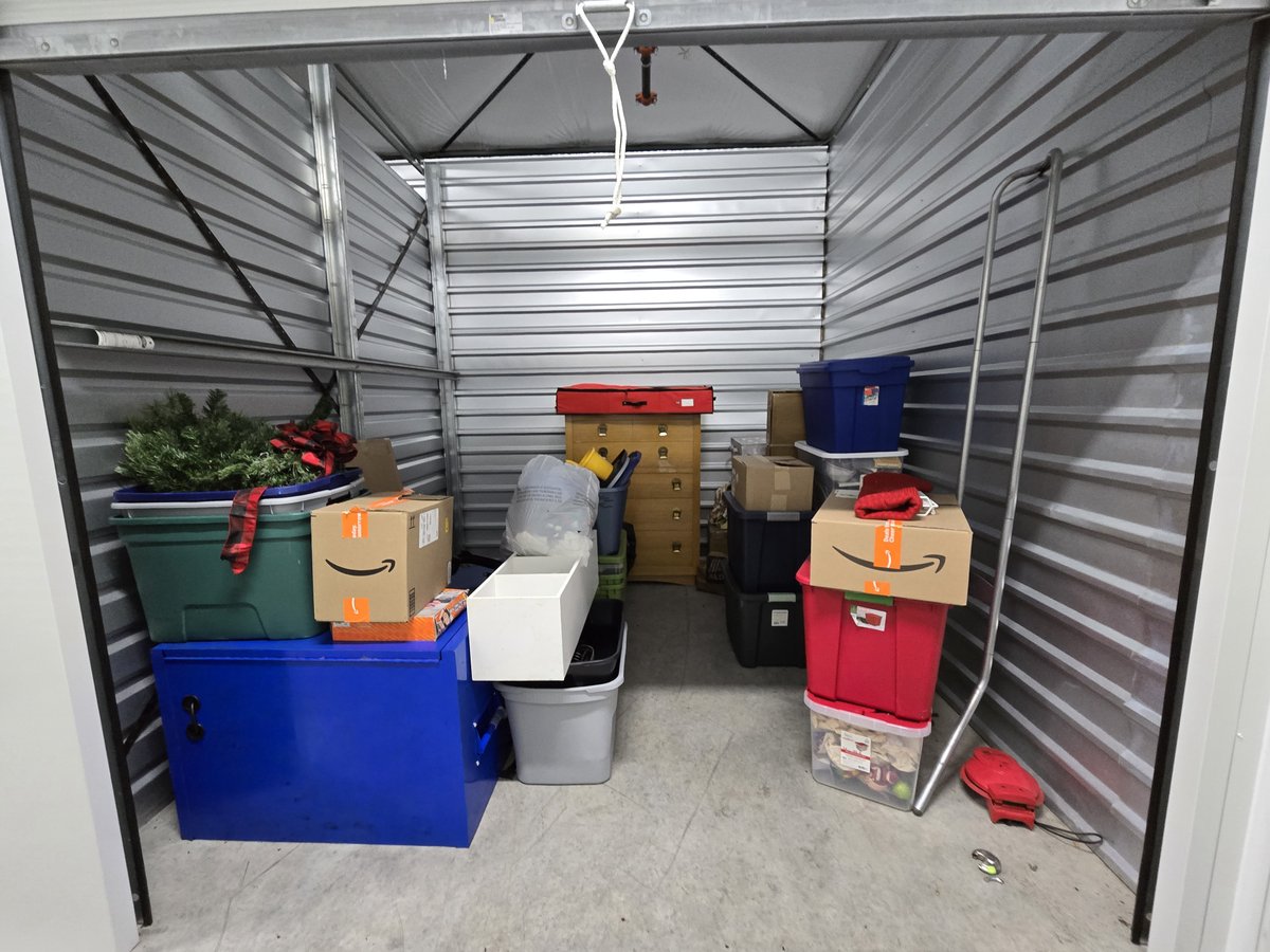10 x 10 storage unit in Parma, OH