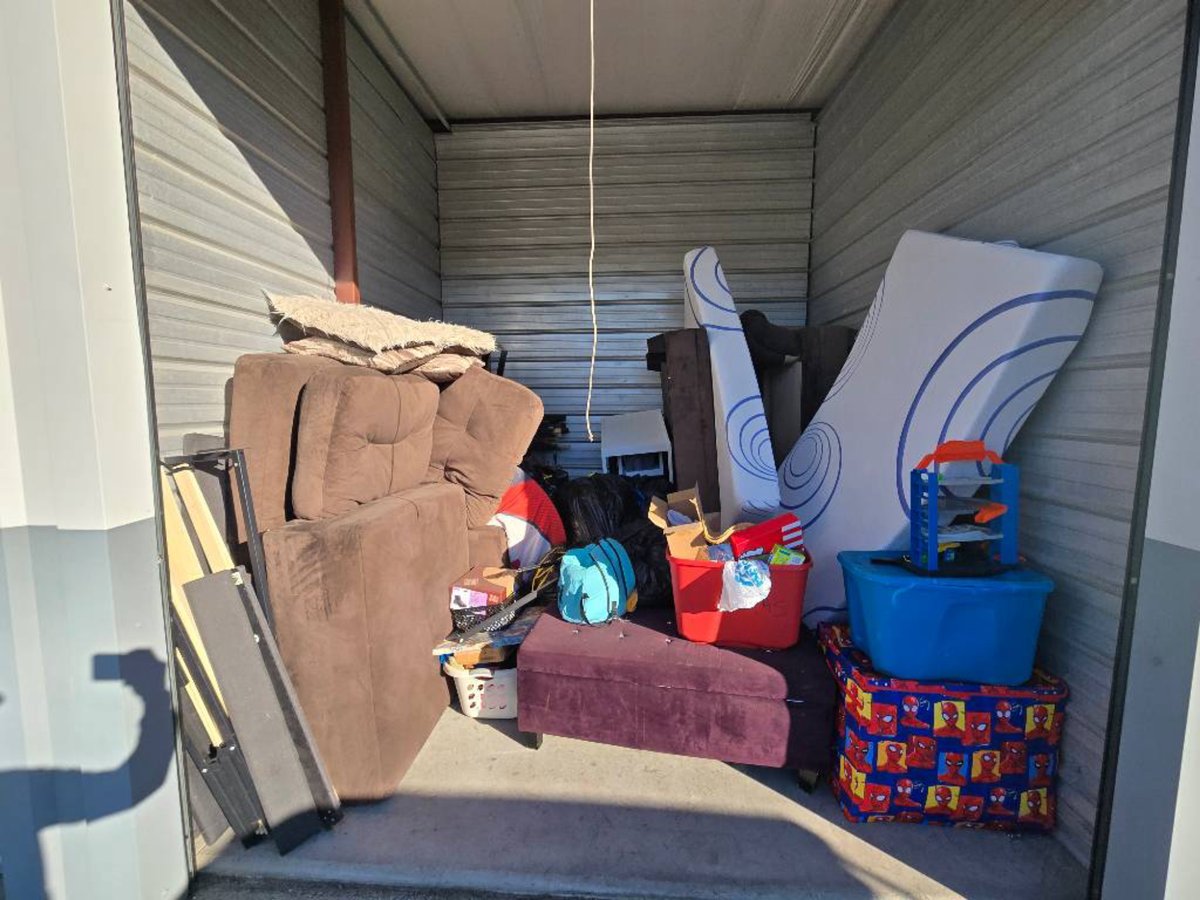 10 x 10 storage unit in Southgate, MI