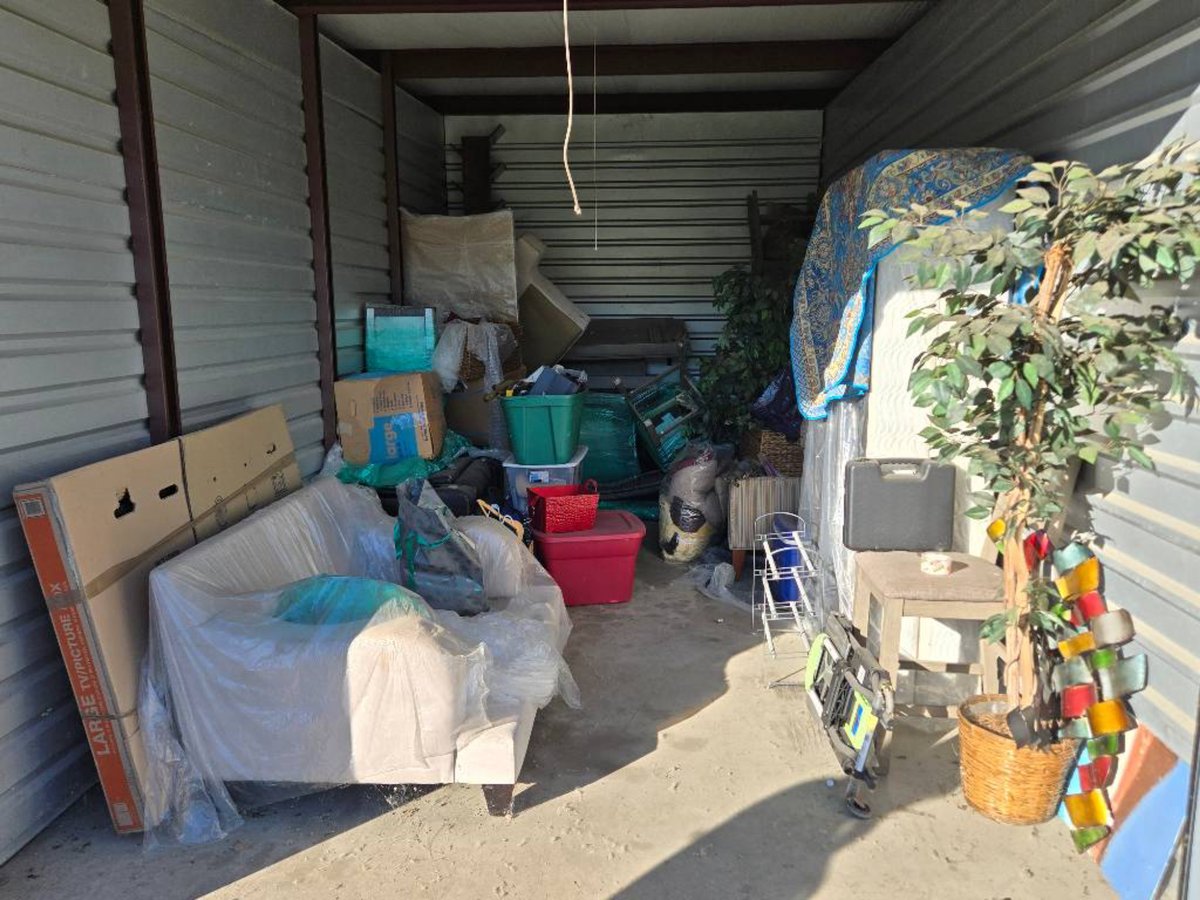 10 x 20 storage unit in Southgate, MI