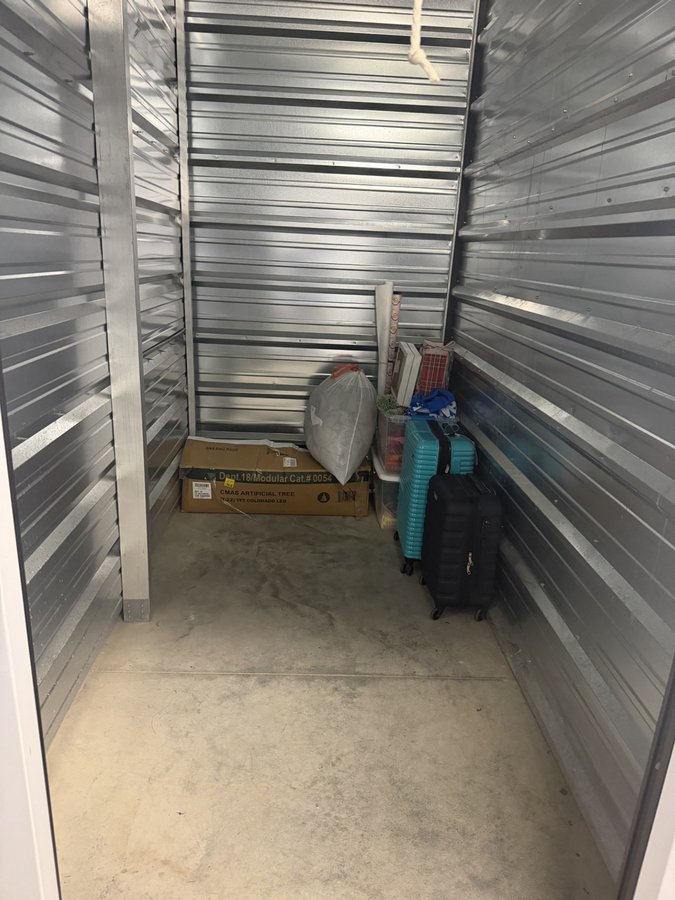5 x 10 storage unit in Deer Park, NY