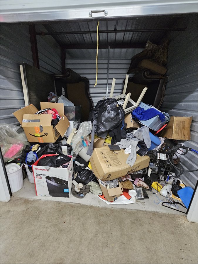 10 x 10 storage unit in Hesperia, CA