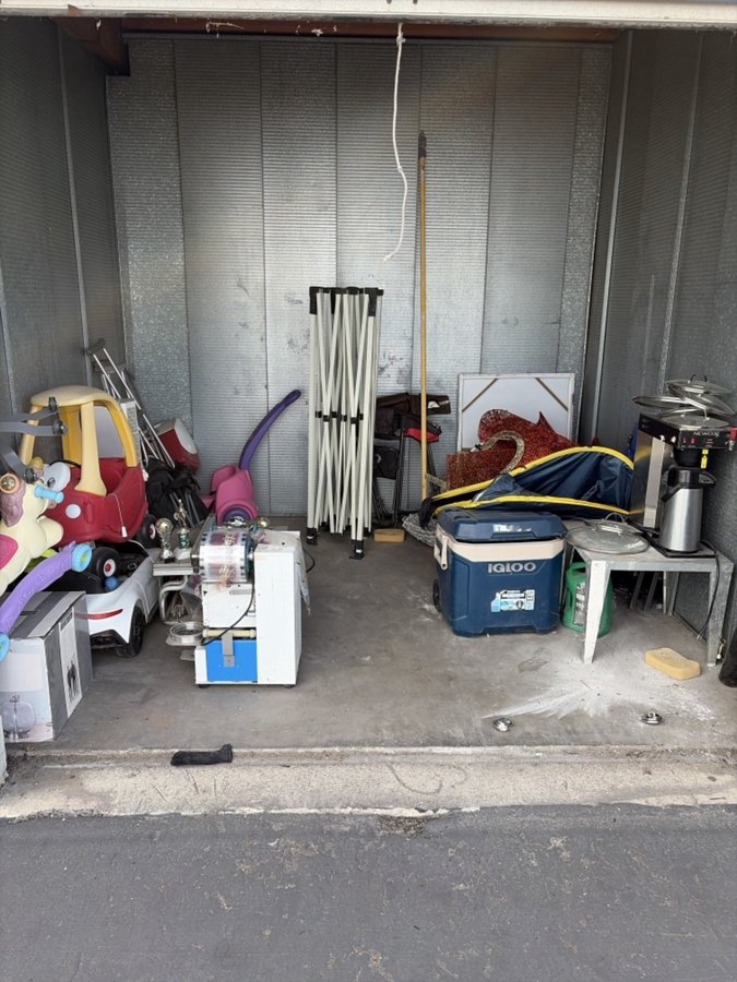 10 x 10 storage unit in Montclair, CA
