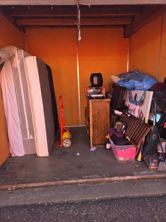 10 x 10 storage unit in Stockton, CA