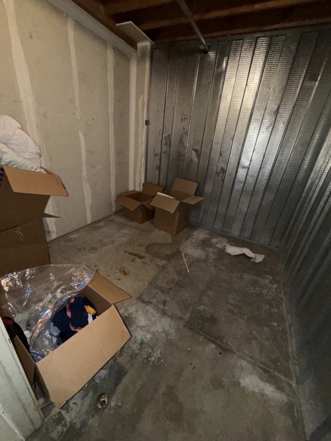 10 x 10 storage unit in Los Angeles, CA