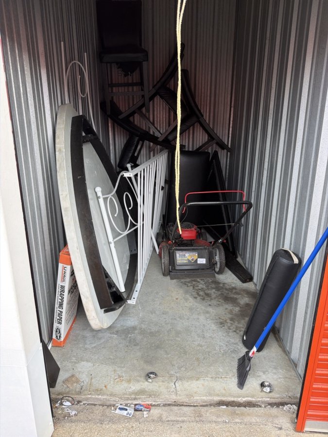 5 x 10 storage unit in Taylor, MI