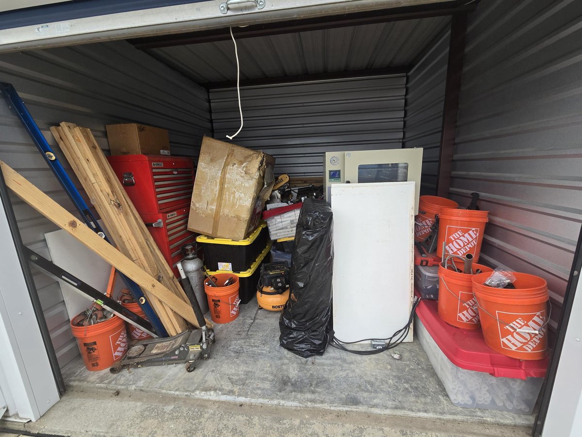 10 x 10 storage unit in Fairview Heights, IL