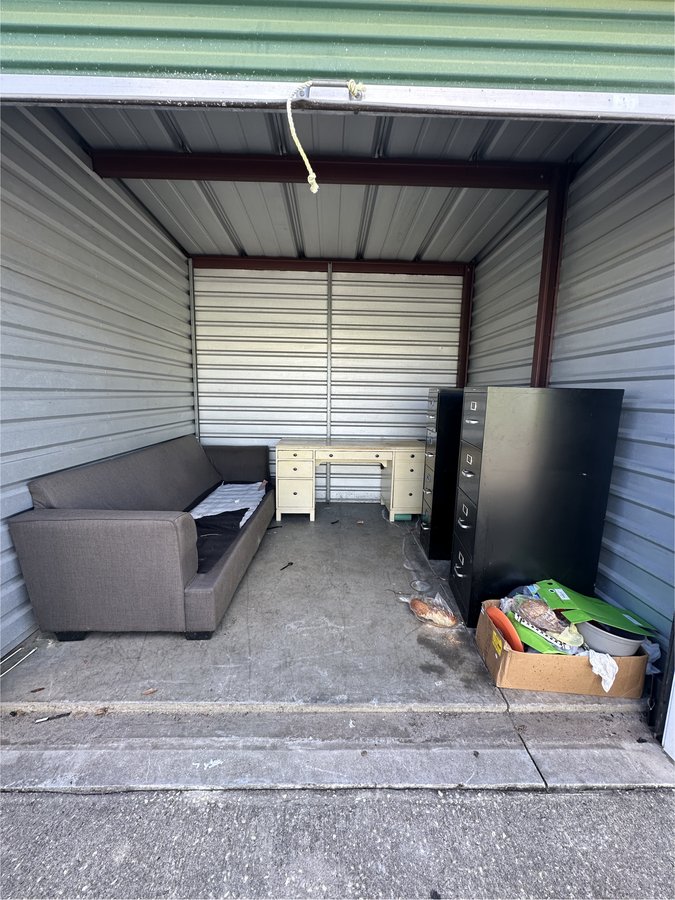 10 x 10 storage unit in Leesburg, FL