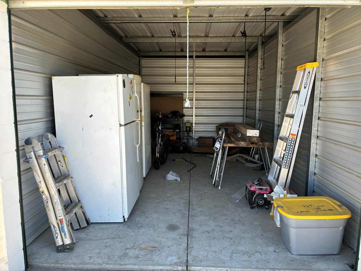 10 x 20 storage unit in Hemet, CA