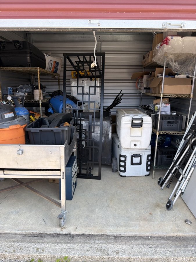 10 x 10 storage unit in Burton                   , MI