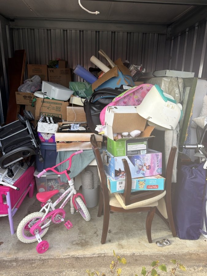 10 x 10 storage unit in Burton                   , MI