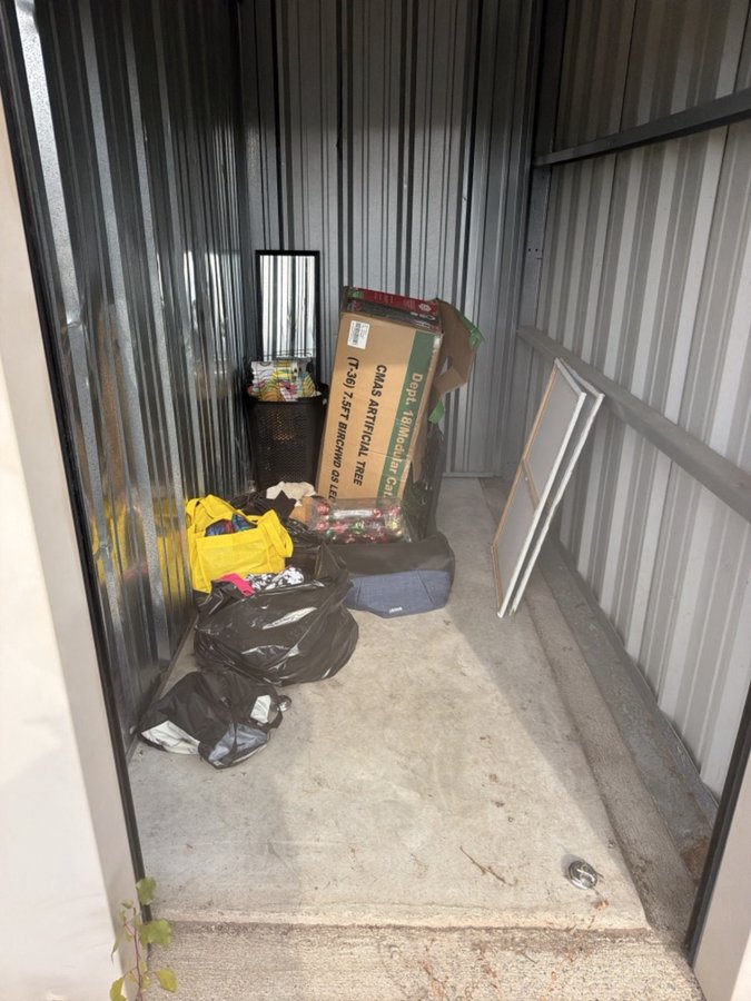 5 x 10 storage unit in Burton                   , MI