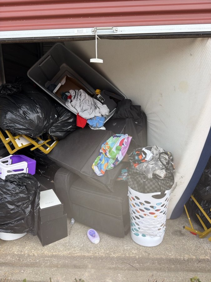 10 x 10 storage unit in Burton                   , MI