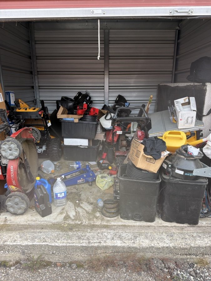 10 x 10 storage unit in Burton                   , MI